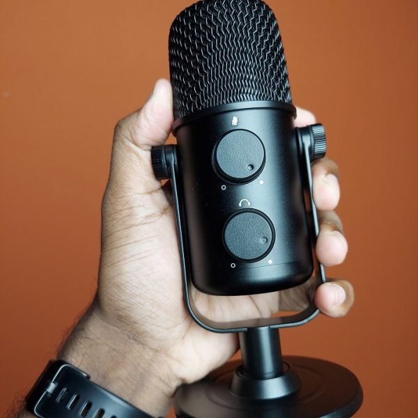 MAONO AU-902 USB Cardioid Condenser Microphone real picture on hand gravityworldbd