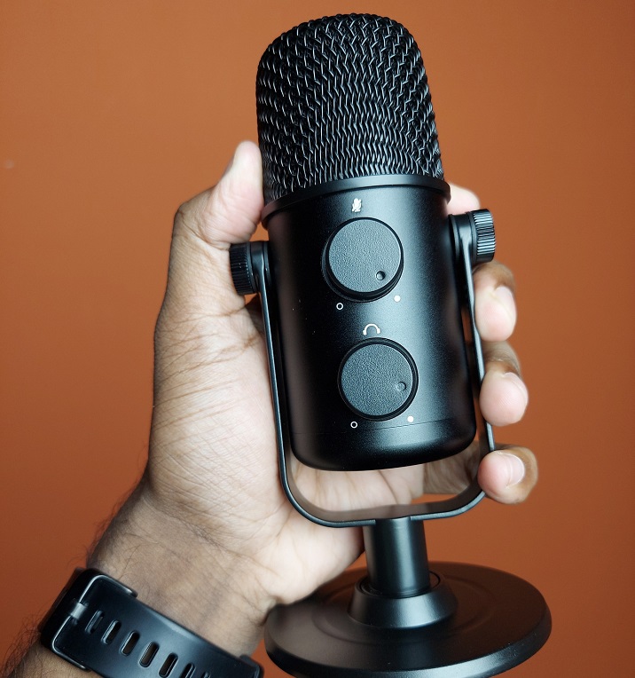 MAONO AU-902 USB Cardioid Condenser Microphone real picture on hand gravityworldbd